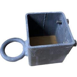 Hevebeslag med ring til smekklås for 70x70 mm stolpe