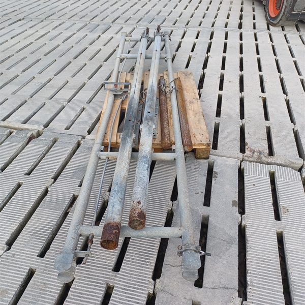 1 stk. brukt heve/senke-port lengde: 3,10 m. med 2½" stolper for nedstøping
