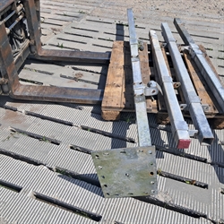 1 stk. brukt 70x70 mm stolpe med fotplate, lengde: 2,70 m