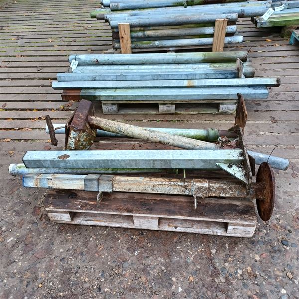 4 stk. brukte stolper for nedbolting 