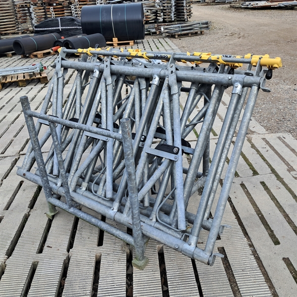 4 stk. brukte fanggitter fra Cosnet lengde: 1–2 m. Høyde: 1 m.