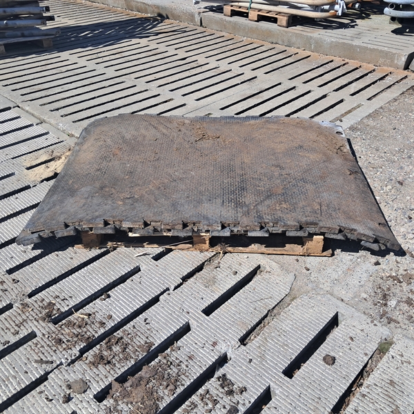 2 stk. brukte gummimatter 30 mm. 170x120 cm. 2. sortering G105