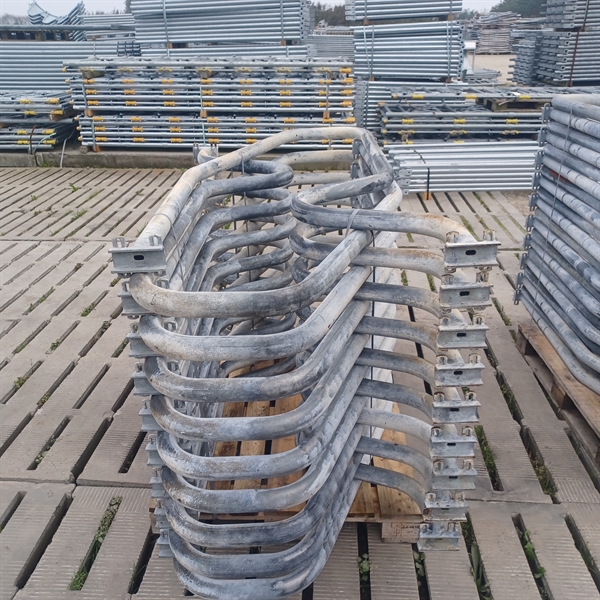 53 stk. brukte 2" sengebøyler for montering på stolpe, lengde: 1,90 m Cc:0,86 m S429