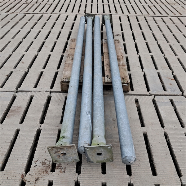 4 stk. brukte 3" stolper med fotplate, lengde: 3 m