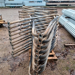 18 stk. brukte 2" sengebøyler lengde: 2 m Cc: 1 m S380