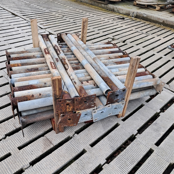 44 stk. brukte 2½" stolper med liten fotplate, lengde: 1,50 m. 