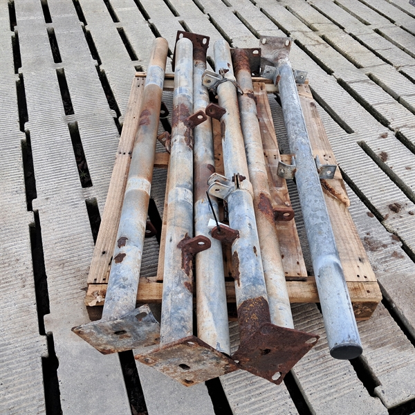 6 stk. brukte 2½" stolper med liten fotplate, lengde: 1,50 m.