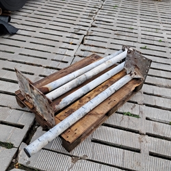 4 stk. brukte 2½" stolper med fotplate, lengde: 1,40 m