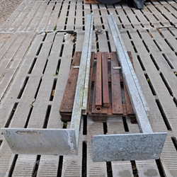 2 stk. brukte 80x80 mm stolper til heve/senkegrind, lengde: 3 m