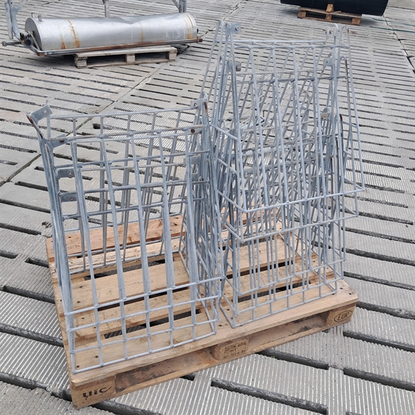 9 stk. brukte høyhekker 52x50x56 cm.