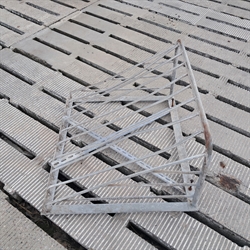 1 stk. brukt høystativ til vegg 75x66x40 cm.