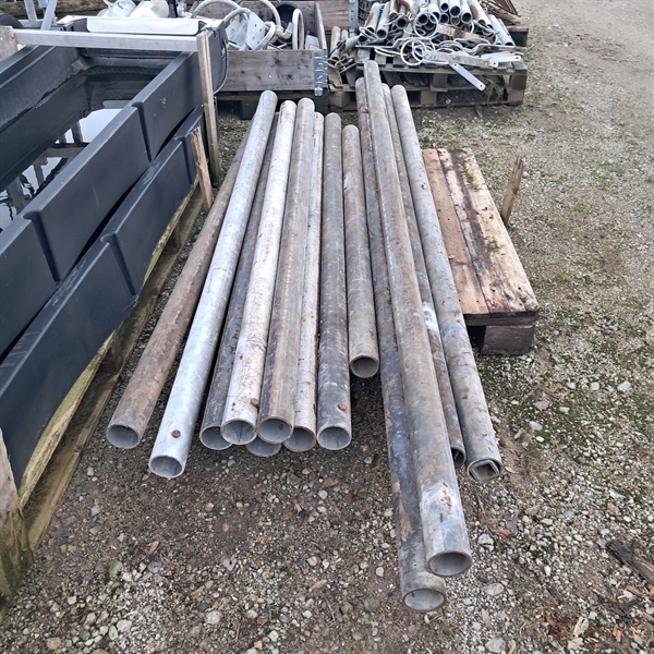 6 stk. brukte 2½" stolper for nedstøping