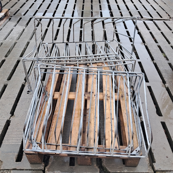 8 stk. brukte høyhekker 80x50x36 cm.